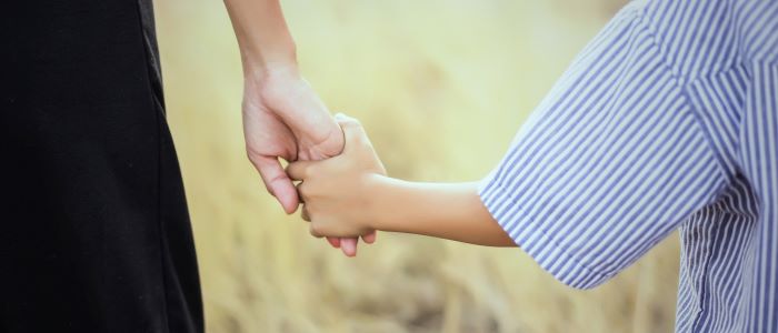 Photo of 700x300 mother holding a child's hand