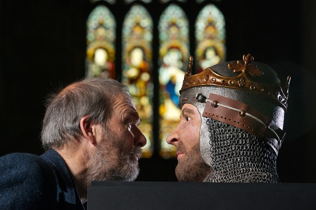 An image of Dr Martin Macgregor with a 3D model of Robert the Bruce