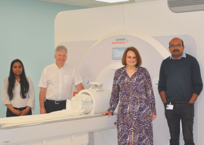 A group photo in front of the 7 Tesla MRI Scanner