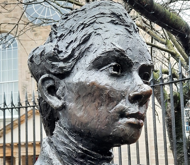 Robert Fergusson sculpture, Canongate, Edinburgh, by David Annand (2004).