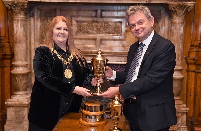 Lord Provost Jacqueline McLaren presented the Loving Cup to the University of Glasgow’s Principal and Vice Chancellor at a special ceremony held in the City Chambers