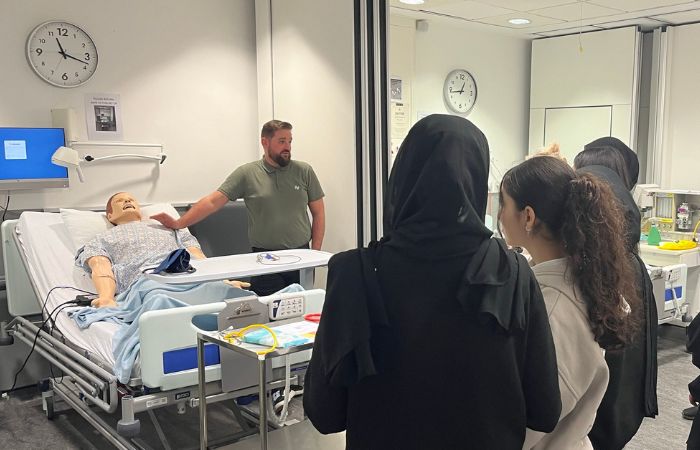 High schools pupils at a patient simulation