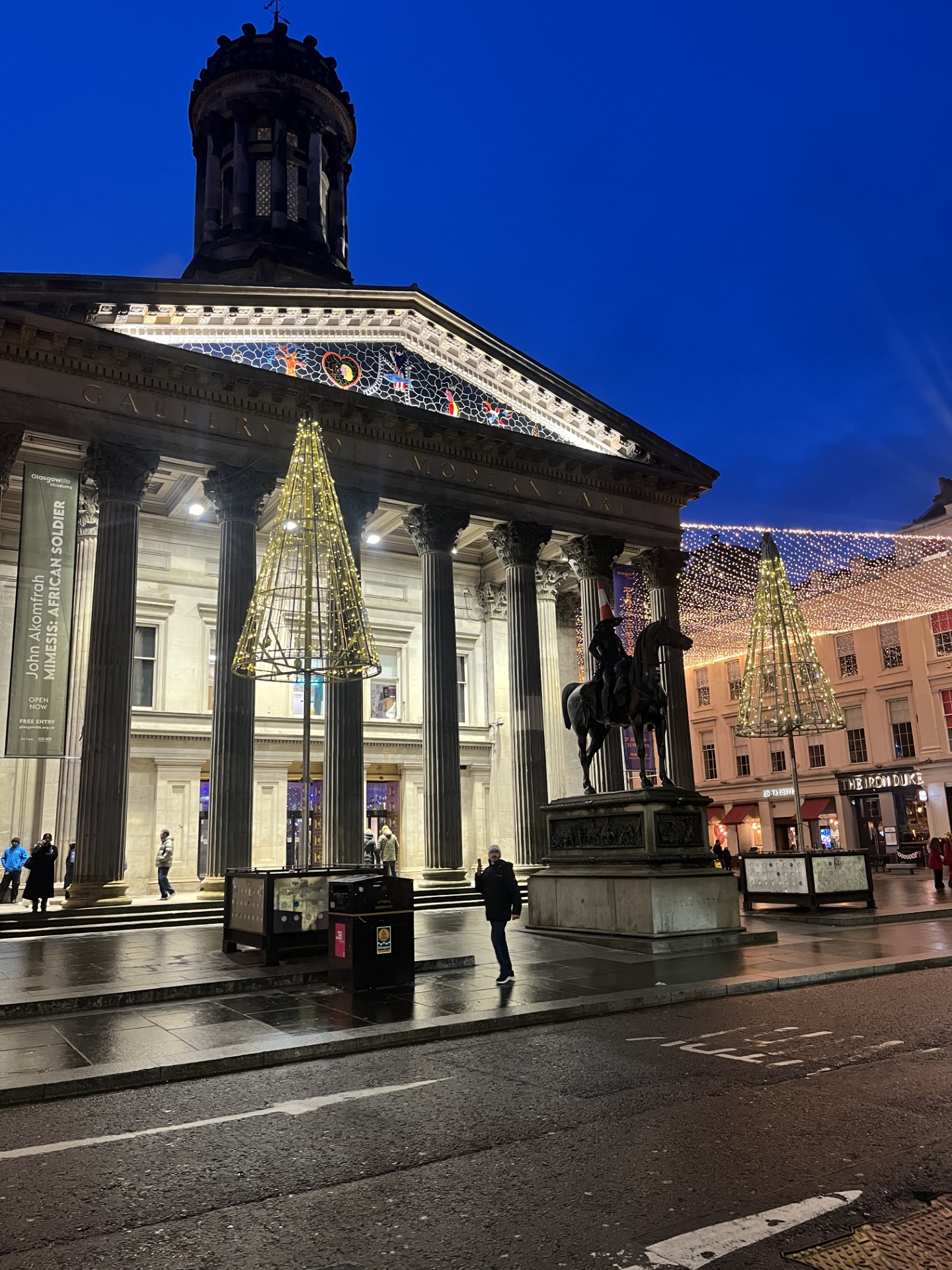 The Duke of Wellington outside GOMA in Glasgow at Christmastime