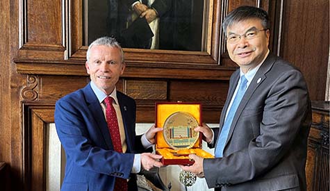 Frank Coton meeting President Zhao from UIBE